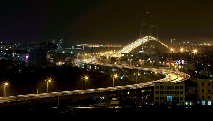 Cầu Phú Mỹ lung linh ngàn ánh đèn, huyền ảo như cổ tích.